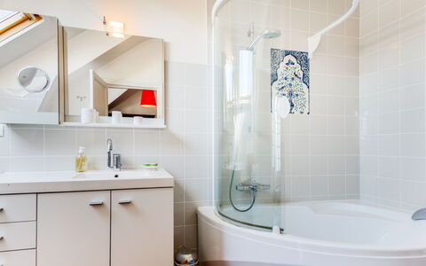 Le Cyclamen: Rubinetto, Vasca Da Bagno, Specchio, Idraulico Fixture, Lavello, Proprietà, Bianca, Bagno, Prodotto, Lavandino Del Bagno