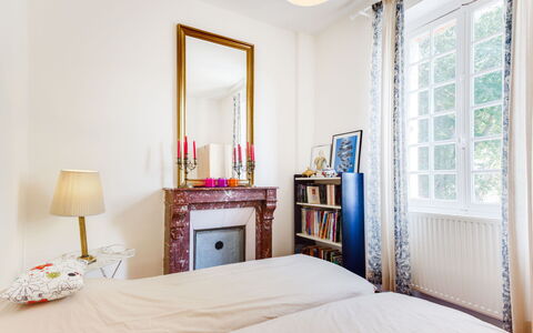 Le Cyclamen: Specchio, Mobilia, Proprietà, Prodotto, Cornice, Finestra, Legna, Interior Design, Tessile, Comfort