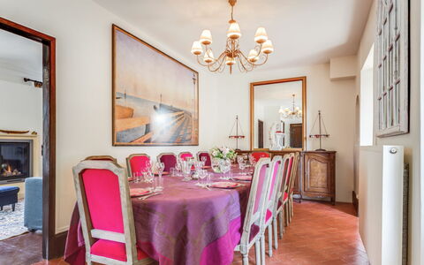 Le Cyclamen: Cornice, Mobilia, Tavolo, Decorazione, Sedia, Legna, Interior Design, Costruzione, Pavimentazione, Sala
