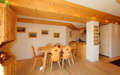 Chesa Sül Muot: Camera, Proprietà, Soffitto, Pavimento In Legno, Pavimento, Interior Design, Costruzione, Mobilia, Casa, Latifoglie