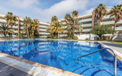 Salou 441: Acqua, Pianta, Cielo, Nube, Piscina, Costruzione, Azzurro, Albero, Mobili Da Esterno, Tempo Libero