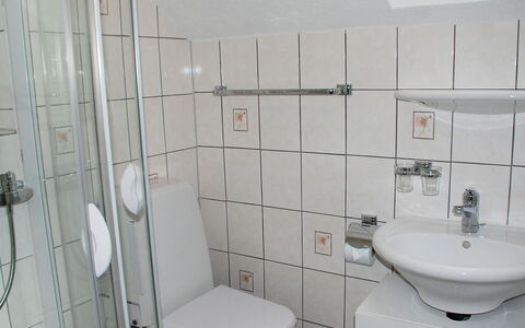 Marianne Plus: Bagno, Proprietà, Camera, Piastrella, Idraulico Fixture, Architettura, Parete, Interior Design, Rubinetto, Immobiliare
