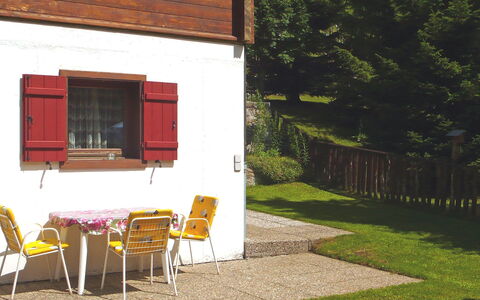 Verena: Proprietà, Backyard, Casa, Costruzione, Camera, Cortile, Erba, Villetta, Albero, Casa