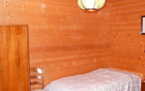 Verena: Camera, Arancia, Mobilia, Proprietà, Parete, Camera Da Letto, Letto, Lenzuolo, Interior Design, Latifoglie