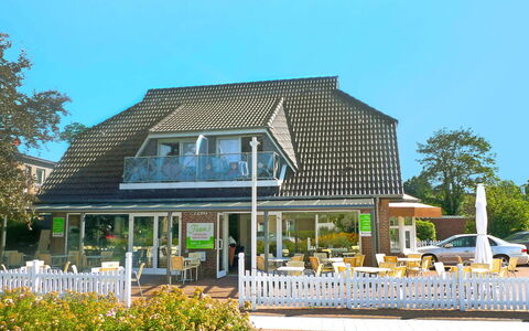 Norddeich 100: Cielo, Pianta, Costruzione, Finestra, Shade, Albero, Casa, Spazio Pubblico, Villetta, Tempo Libero