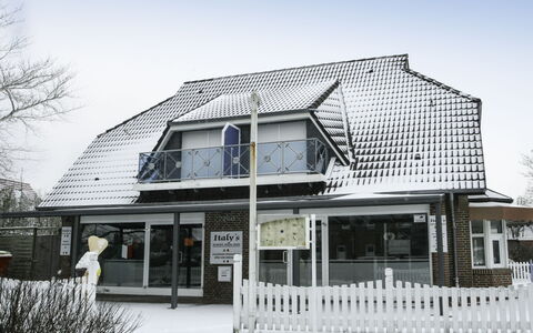 Norddeich 100: Cielo, Costruzione, Finestra, Pianta, Casa, Portico, Albero, Villetta, Recinzione, Facciata