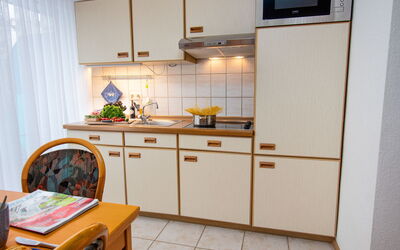 Dehne 100.3: Cabinetry, Controsoffitto, Mobilia, Lavello, Lavandino Della Cucina, Cucina Stufa, Cucina, Legna, Illuminazione, Elettrodomestico Da Cucina