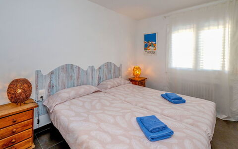 Blaumar: Mobilia, Proprietà, Comfort, Azzurro, Legna, Tessile, Finestra, Interior Design, Letto, Pavimento