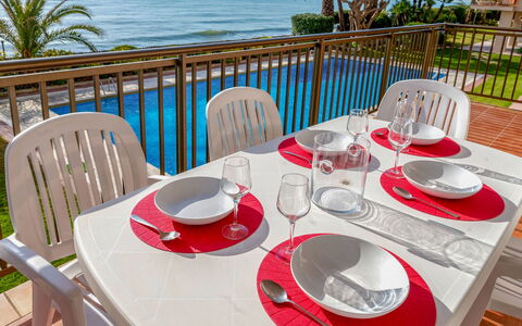 Blaumar: Tavolo, Mobilia, Tavola, Acqua, Proprietà, Cielo, Sedia, Dishware, Pianta, Tavolo Esterno