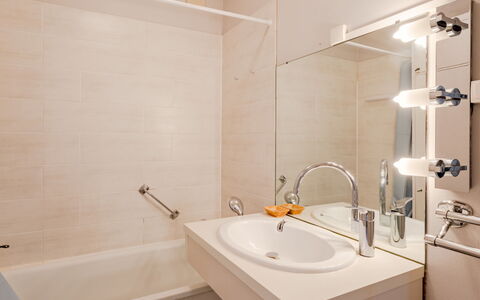 Touques Rives: Bagno, Idraulico Fixture, Parete, Interior Design, Lavandino Del Bagno, Lavello, Pavimentazione, Rubinetto, Specchio, Pavimento