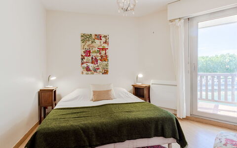 Touques Rives: Letto, Interior Design, Mobilia, Pavimento, Camera Da Letto, Pavimentazione, Parete, Bedding, Lenzuolo, Legna