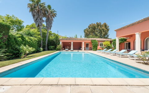 Les Mûres Mûres: Acqua, Pianta, Cielo, Proprietà, Piscina, Azzurro, Albero, Shade, Tempo Libero, Materiale Composito