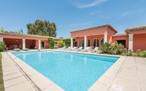Les Mûres Mûres: Acqua, Cielo, Pianta, Costruzione, Piscina, Azzurro, Casa, Albero, Shade, Tempo Libero