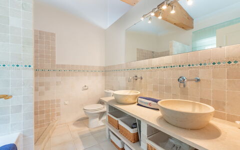 Les Mûres Mûres: Idraulico Fixture, Rubinetto, Proprietà, Lavello, Specchio, Bagno, Legna, Mobiletto Del Bagno, Lavandino Del Bagno, Architettura