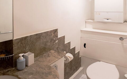Holly Lodge Coach House: Bagno, Idraulico Fixture, Parete, Pavimentazione, Interior Design, Pavimento, Gabinetto, Lavello, Lavandino Del Bagno, Rubinetto