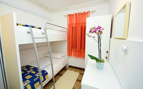 Marija: Camera, Proprietà, Mobilia, Interior Design, Bagno, Casa, Costruzione, Letto, Ostello, Pavimento