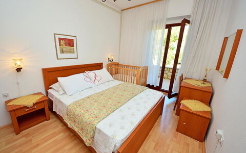 Marija: Camera Da Letto, Letto, Mobilia, Camera, Proprietà, Lenzuolo, Telaio Del Letto, Bedding, Pavimento, Interior Design