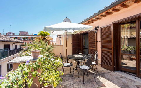 Charming Terrace: Proprietà, Immobiliare, Costruzione, Casa, Casa, Terrazza, Zona Residenziale, Tetto, Estate, Facciata