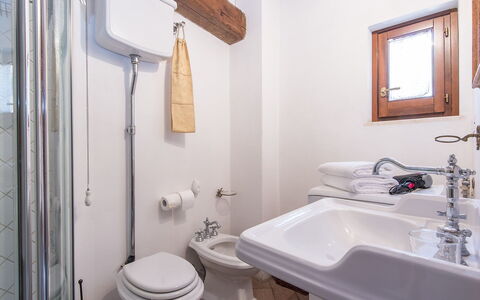 Charming Terrace: Bagno, Proprietà, Camera, Rubinetto, Interior Design, Immobiliare, Parete, Lavello, Casa, Idraulico Fixture