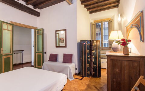 Navona: Camera, Mobilia, Proprietà, Camera Da Letto, Soffitto, Letto, Costruzione, Interior Design, Lenzuolo, Telaio Del Letto