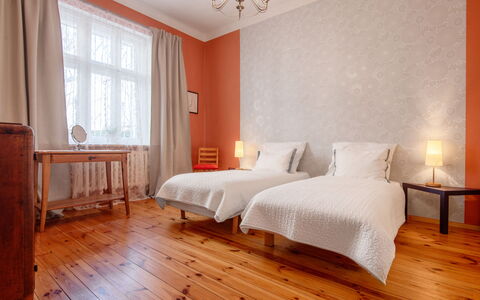Chopina: Interior Design, Pavimentazione, Pavimento, Parete, Camera Da Letto, Letto, Legna, Lenzuolo, Mobilia, Bedding