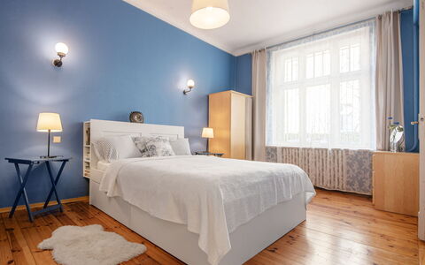 Chopina: Letto, Mobilia, Interior Design, Camera Da Letto, Parete, Pavimentazione, Pavimento, Legna, Bedding, Soffitto