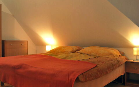 Borowikowa: Camera Da Letto, Letto, Mobilia, Lenzuolo, Camera, Bedding, Proprietà, Telaio Del Letto, Parete, Materasso