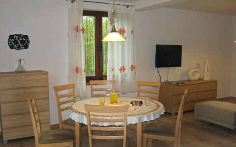 Borowikowa: Camera, Mobilia, Proprietà, Interior Design, Tavolo, Costruzione, Sala Da Pranzo, Pavimento, Soggiorno, Casa
