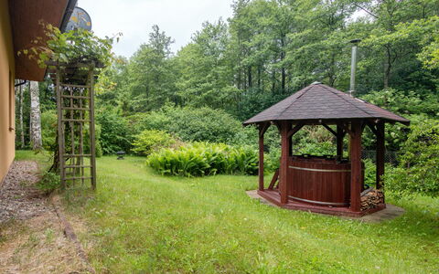 Borowikowa: Arbusto, Giardino, Prato, Shade, Edifici Giardino, Backyard, Gazebo, Struttura Esterna, Landscaping