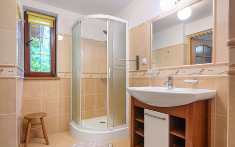 Borowikowa: Bagno, Lavandino Del Bagno, Idraulico Fixture, Pavimentazione, Interior Design, Pavimento, Legna, Lavello, Rubinetto, Idraulico