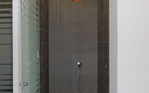 Leukerbad 200: Bagno, Interior Design, Pavimento, Pavimentazione, Idraulico, Materiale Composito, Idraulico Fixture, Doccia