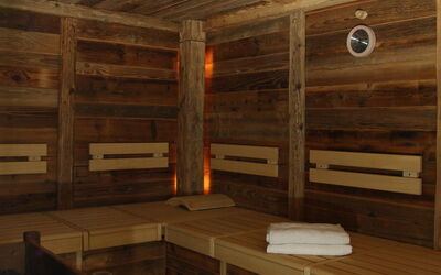 Leukerbad 200: Mobilia, Proprietà, Legna, Tavolo, Sauna, Illuminazione, Color Legno, Pavimento, Mobili Da Esterno, Latifoglie