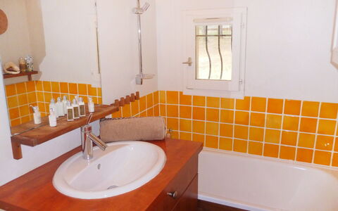 Domaine des Vignes: Bagno, Lavandino Del Bagno, Camera, Proprietà, Piastrella, Pavimento, Lavello, Mobiletto Del Bagno, Rubinetto, Idraulico Fixture
