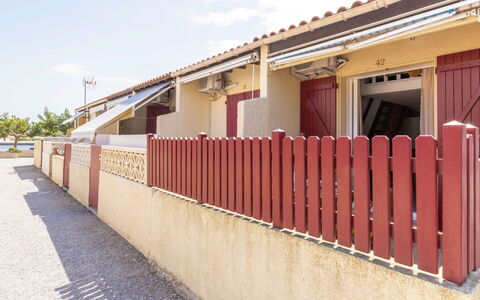 Le Barcarès 165: Tavolo, Cielo, Mobilia, Proprietà, Costruzione, Interior Design, Legna, Shade, Pavimentazione, Sedia