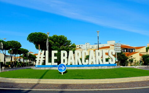 Le Barcarès 165: Pianta, Cielo, Nube, Costruzione, Albero, Urban Design, Erba, Casa, Tempo Libero, Paesaggio