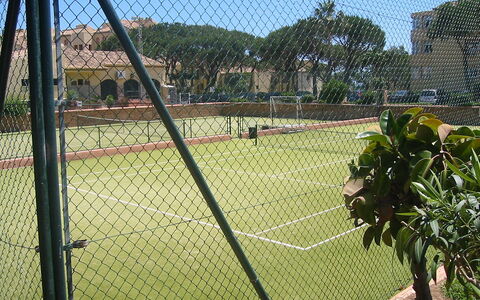 Dona Lola: Netto, Chain-Link Scherma, Stabilimento Sportivo, Erba, Albero, Cielo, Campo Da Tennis, Ricreazione, Pianta, Recinzione