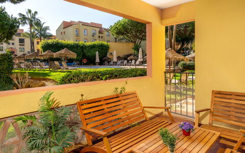 Dona Lola: Pianta, Proprietà, Mobilia, Costruzione, Mobili Da Esterno, Shade, Cielo, Legna, Interior Design, Erba
