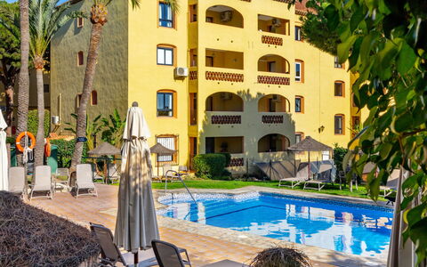 Dona Lola: Acqua, Costruzione, Pianta, Proprietà, Azzurro, Piscina, Finestra, Albero, Illuminazione, Architettura