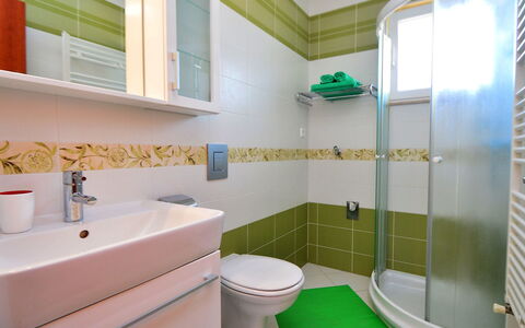 Vodice Tribunj 104: Bagno, Proprietà, Verde, Camera, Interior Design, Piastrella, Architettura, Costruzione, Vasca Da Bagno, Immobiliare