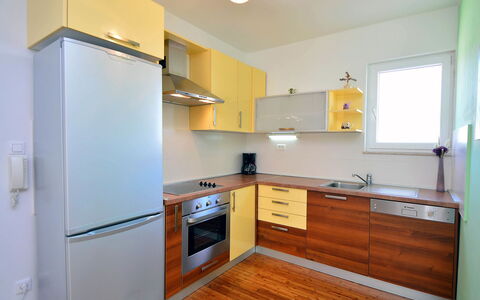Vodice Tribunj 104: Camera, Proprietà, Cucina, Controsoffitto, Cabinetry, Mobilia, Giallo, Costruzione, Pavimento, Casa