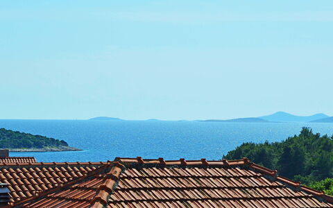 Vodice Tribunj 104: Tetto, Cielo, Architettura, Hill Station, Albero, Collina, Area Rurale, Luce Del Sole, Nube, Turismo
