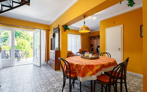 Verde: Tavolo, Mobilia, Proprietà, Sedia, Costruzione, Arancia, Interior Design, Legna, Illuminazione, Architettura