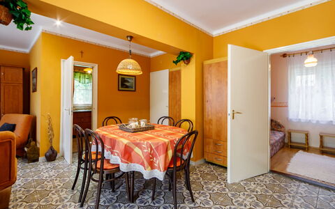 Verde: Mobilia, Tavolo, Proprietà, Sedia, Costruzione, Arancia, Legna, Interior Design, Porta, Giallo