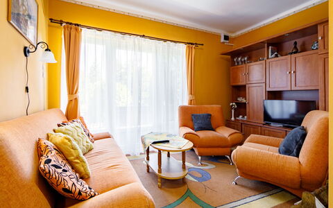 Verde: Mobilia, Proprietà, Divano, Comfort, Costruzione, Tavolo, Arancia, Interior Design, Soggiorno, Legna