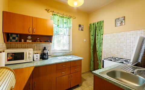Verde: Cabinetry, Lavello, Rubinetto, Proprietà, Mobilia, Controsoffitto, Idraulico Fixture, Costruzione, Lavandino Della Cucina, Mobiletto Del Bagno