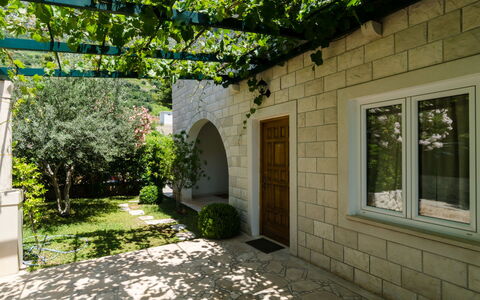 Trstenik Dingač 301: Pianta, Costruzione, Finestra, Shade, Vegetazione, Lotto, Manto Stradale, Erba, Parete, Villetta
