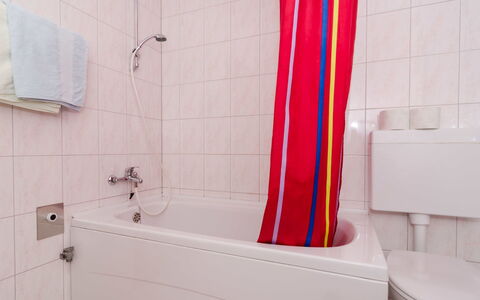 Trstenik Dingač 301: Bagno, Camera, Proprietà, Rosso, Piastrella, Architettura, Parete, Rubinetto, Interior Design, Vasca Da Bagno