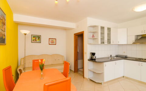 Trstenik Dingač 301: Camera, Proprietà, Mobilia, Interior Design, Giallo, Costruzione, Pavimento, Casa, Immobiliare, Soffitto