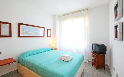 Cabo Mar: Camera Da Letto, Camera, Mobilia, Letto, Proprietà, Lenzuolo, Telaio Del Letto, Interior Design, Parete, Bedding