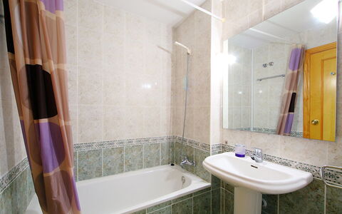 Cabo Mar: Bagno, Proprietà, Camera, Viola, Piastrella, Interior Design, Parete, Immobiliare, Casa, Architettura